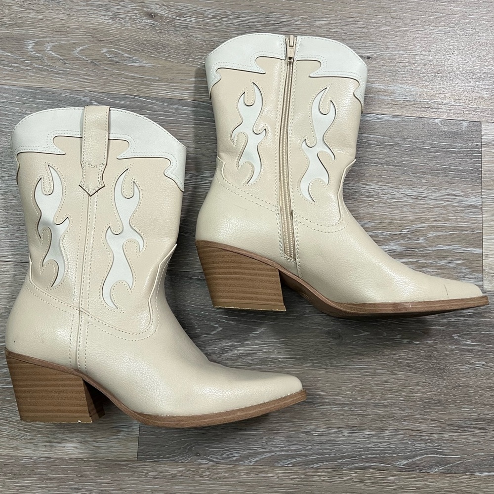 Universal Thread Cream Heeled Boots